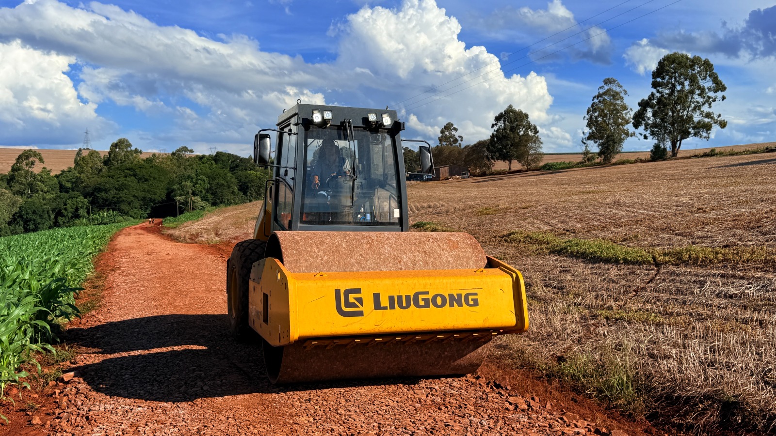Prefeitura realiza manutenção e cascalhamento de estradas rurais em Campo Mourão
