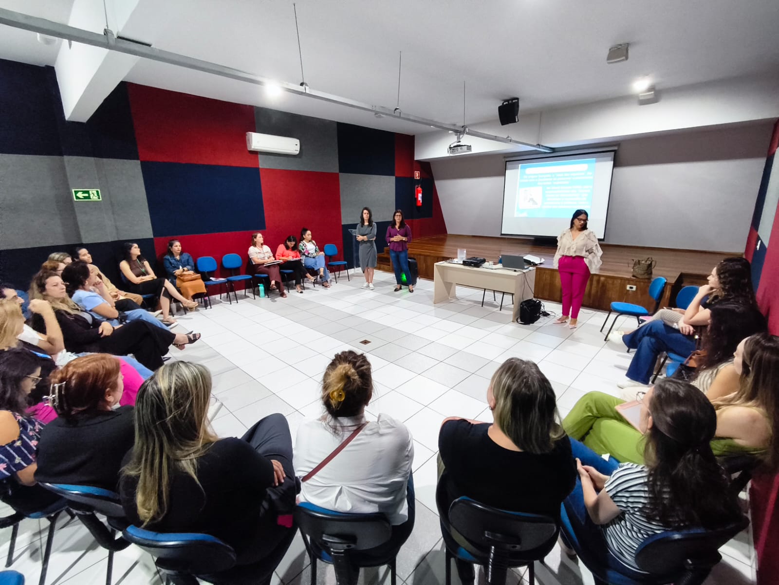 Prefeitura capacita rede de atendimento para implantar programa “Família Acolhedora”