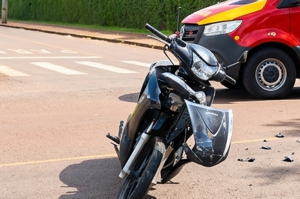 Colisão no cruzamento das ruas Engenheiro Mercer e Olívio Salvadori deixa motociclista ferida