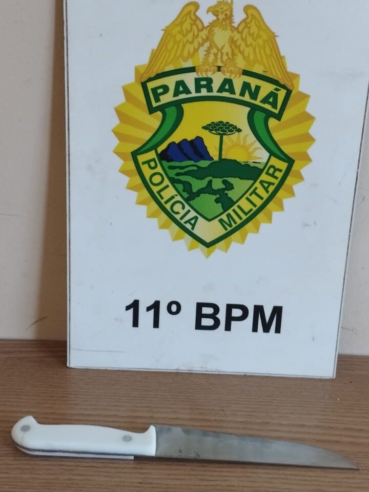 Jovem de 19 anos é preso em Mamborê após ameaçar a mãe com faca e causar dano em residência