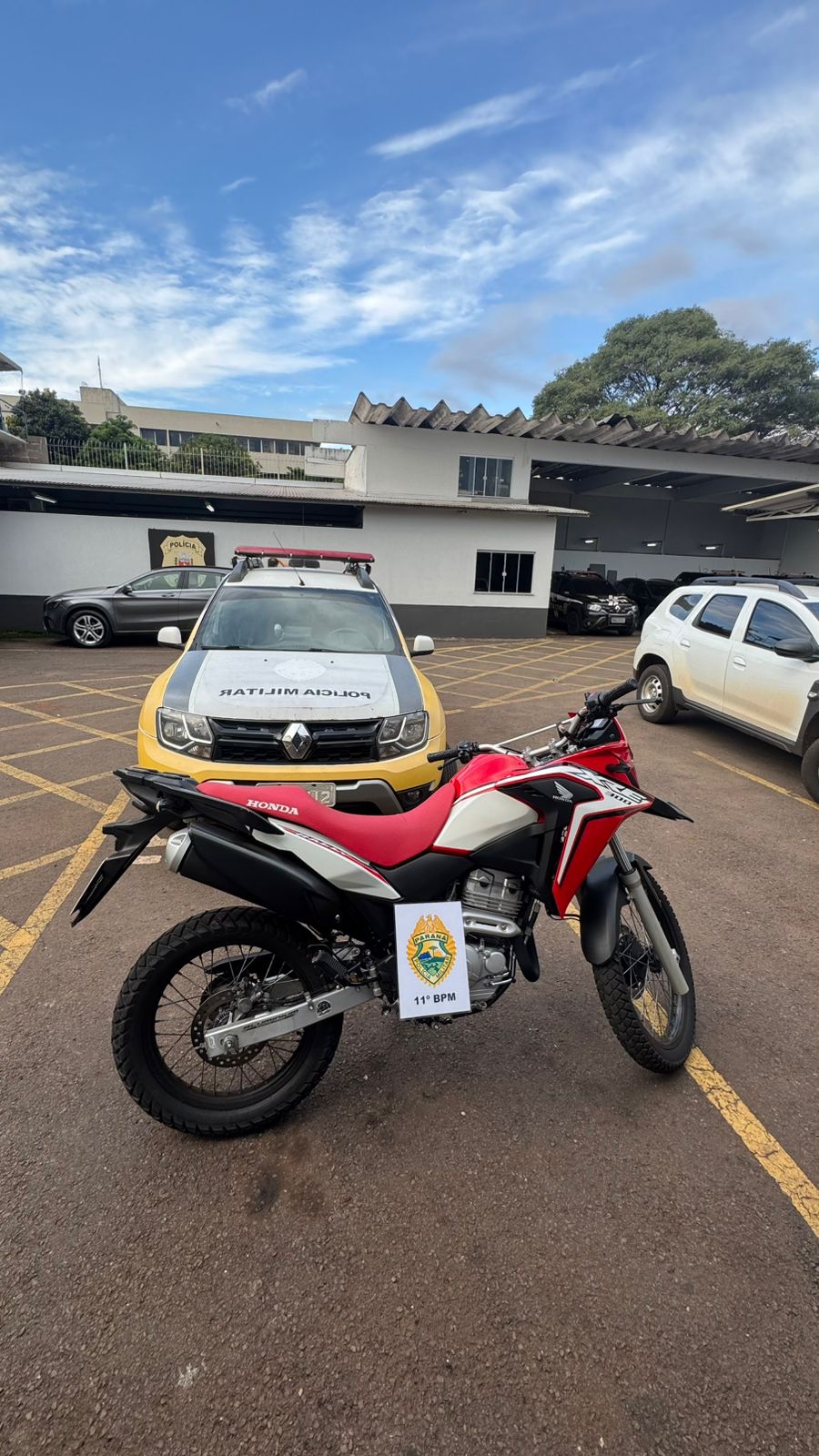 Jovem é detido após empinar motocicleta e tentar fugir da PM no centro de Campo Mourão