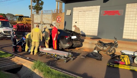 Grave acidente deixa motociclista ferida no Jardim Modelo; vítima atingiu carro estacionado