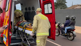 Motociclista fica ferido após colidir contra poste em Campo Mourão