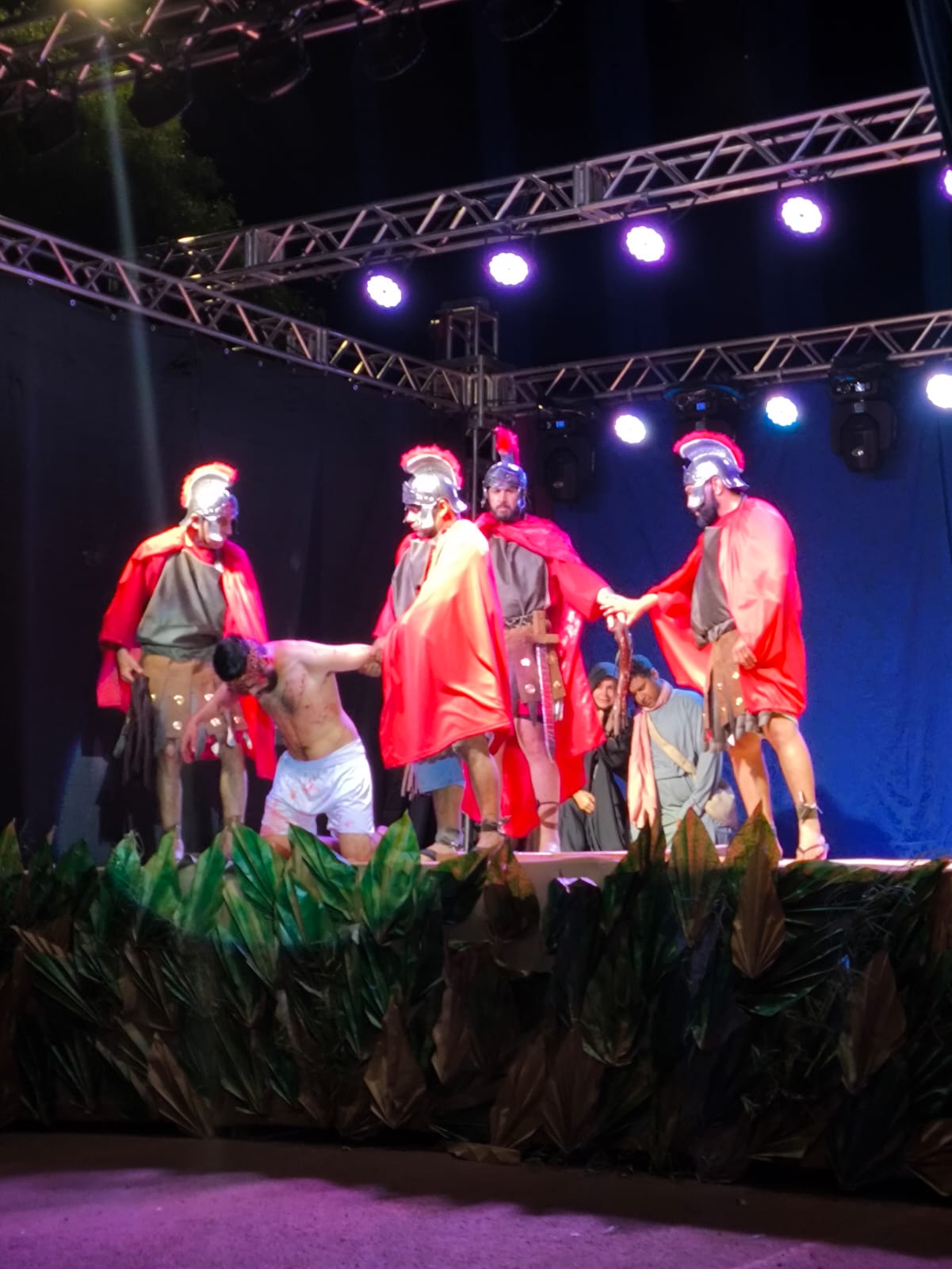 Emoção e Fé: 3ª Encenação da Paixão de Cristo reúne multidão em Campo Mourão