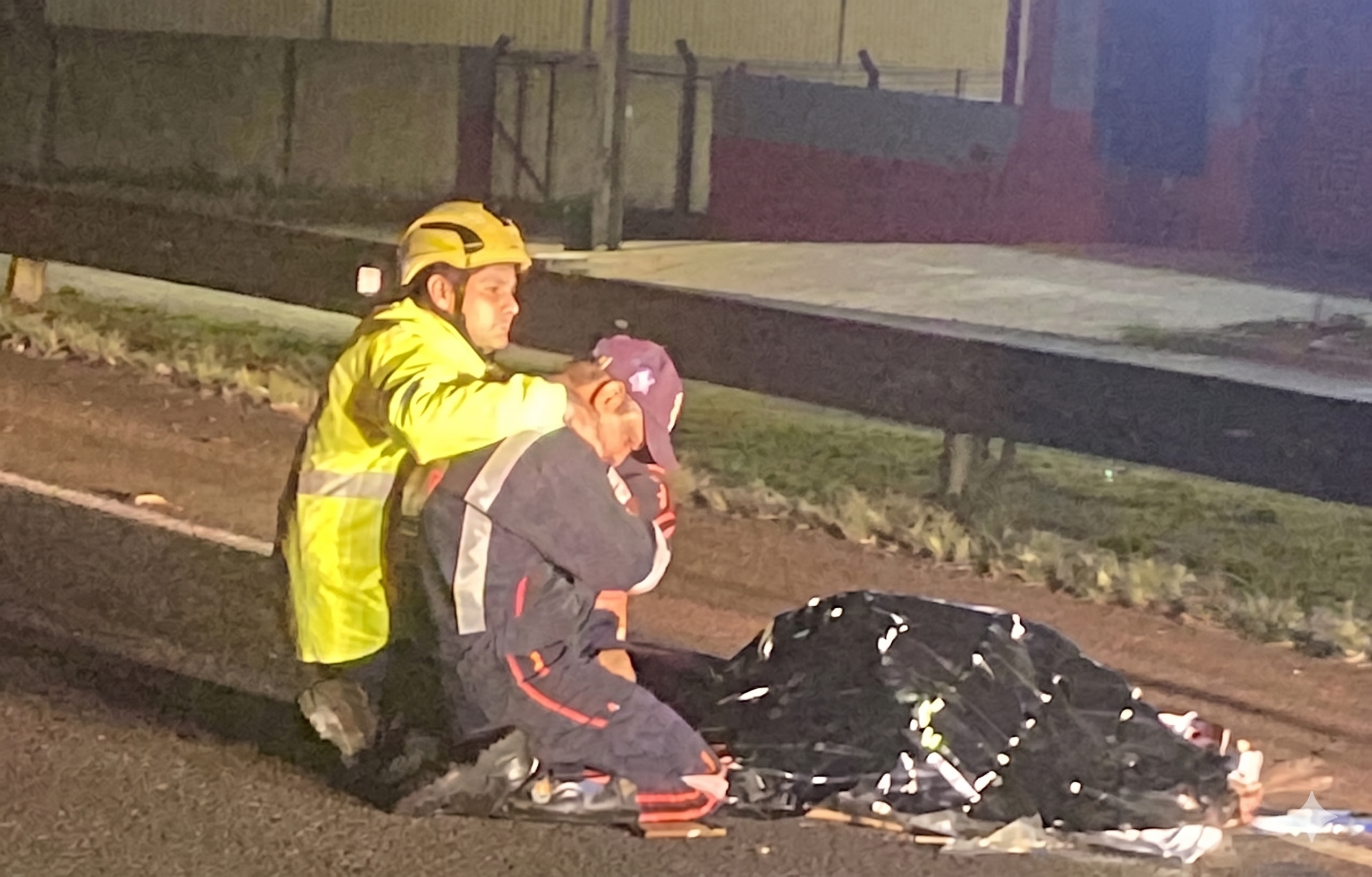 FOTO COMOVENTE DO SOCORRISTA DO SAMU NO MOMENTO QUE ENCONTROU O PRÓPRIO FILHO MORTO EM ACIDENTE NA BR-376 EM MAUÁ DA SERRA