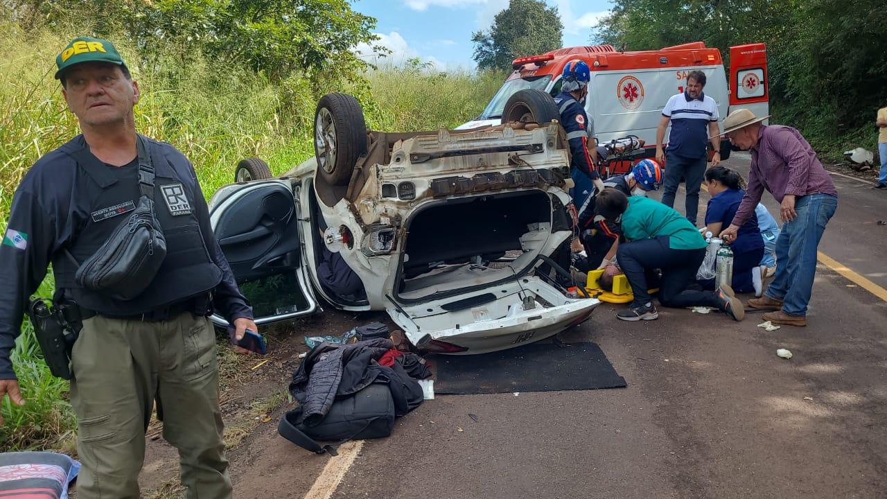 Grave capotamento deixa um morto e um ferido em estado grave na PR-082