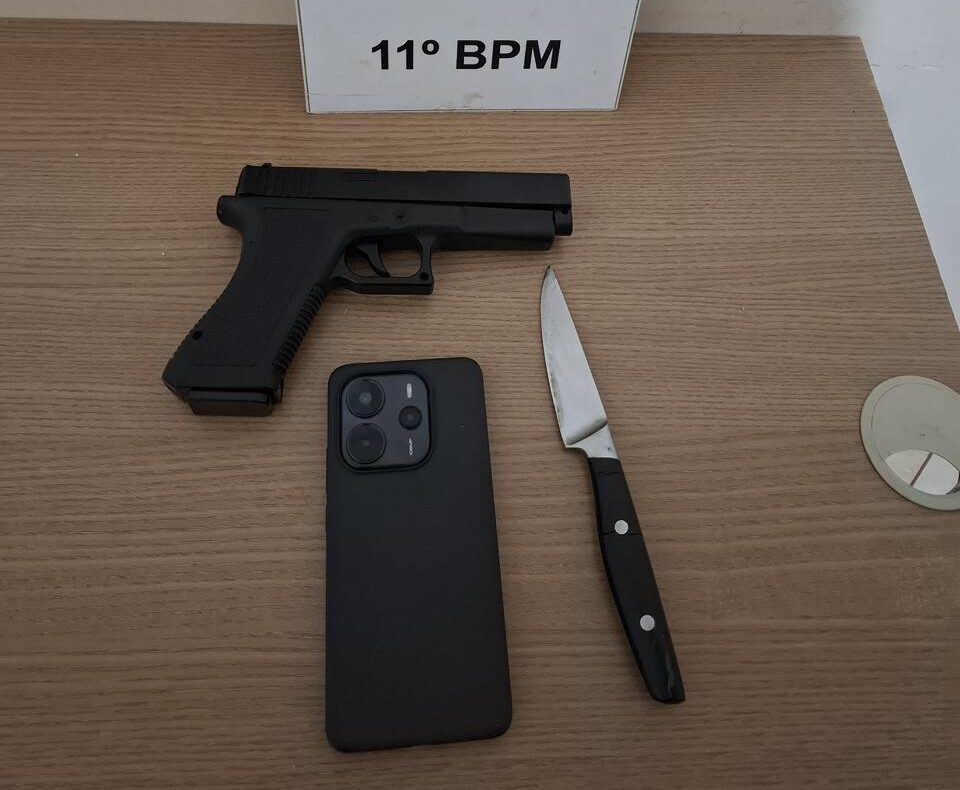 Polícia Militar prende dupla que assaltou estudante com faca e simulacro no Jardim Araucária
