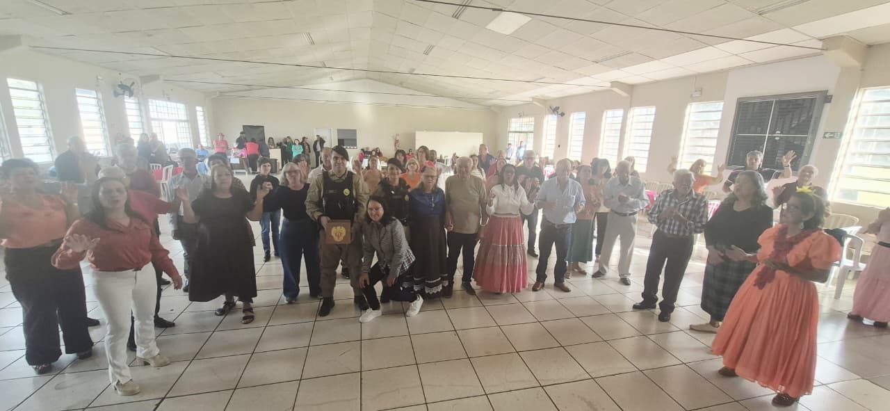 Patrulha Maria da Penha realiza ação contra golpes e violência financeira para 120 idosos em Campo Mourão