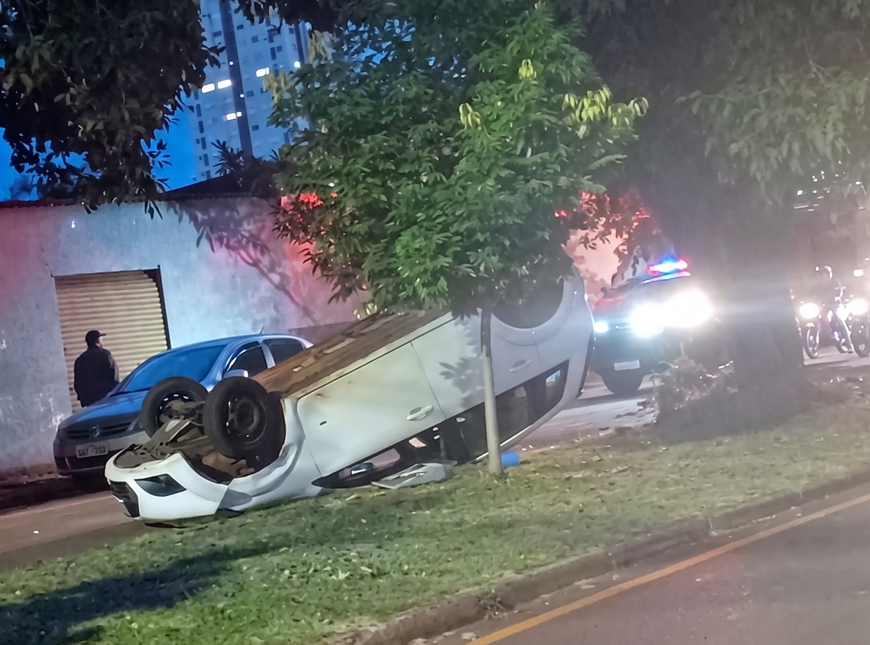 Carro capota na área central de Campo Mourão após colidir contra veículo estacionado