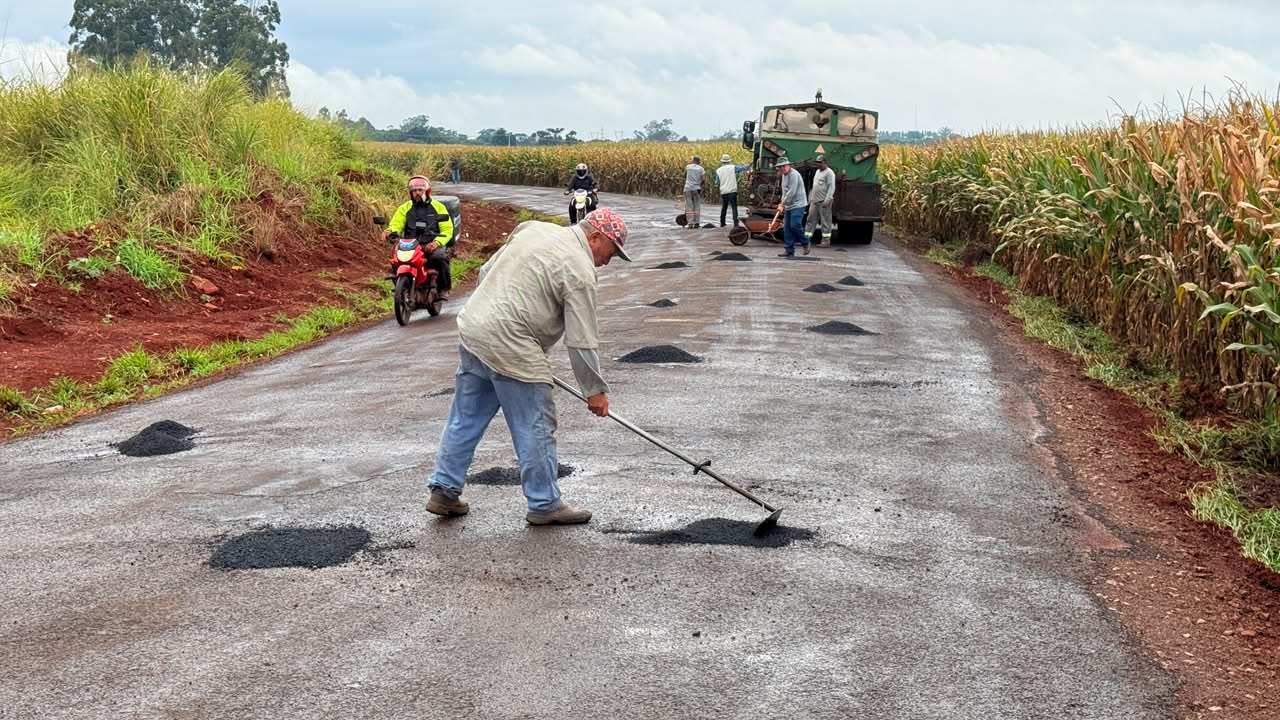 Prefeitura de Campo Mourão realiza operação tapa-buracos na estrada principal da Vila Guarujá