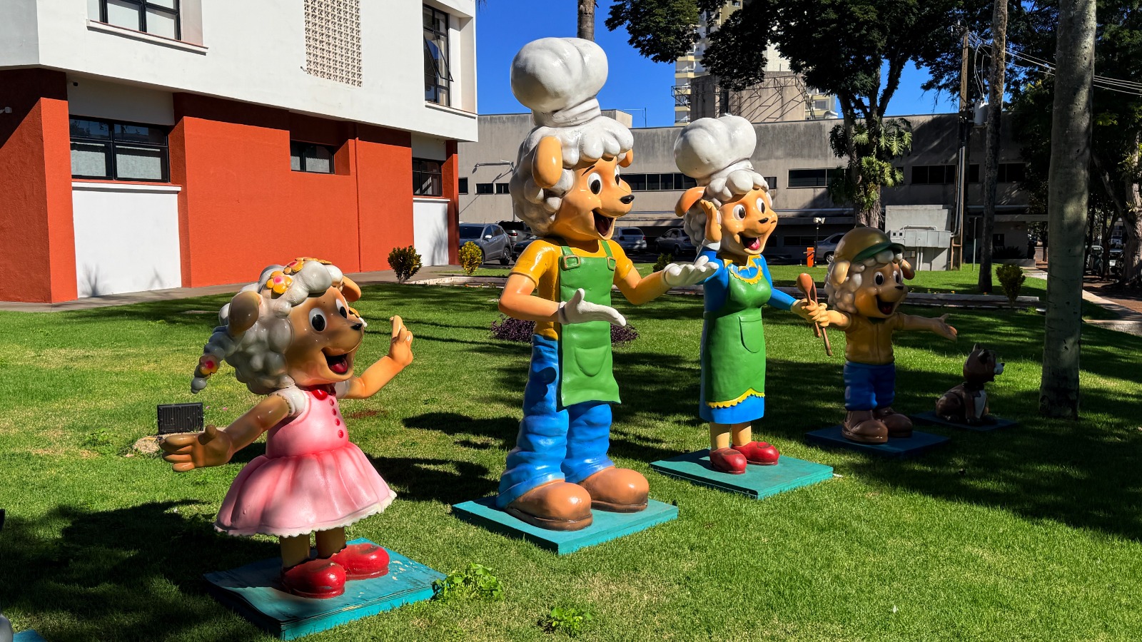 Família Carneiro já recepciona visitantes em frente à Prefeitura de Campo Mourão