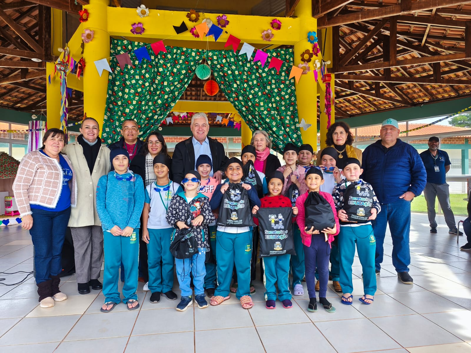 Alunos da rede municipal de Campo Mourão recebem kits de natação