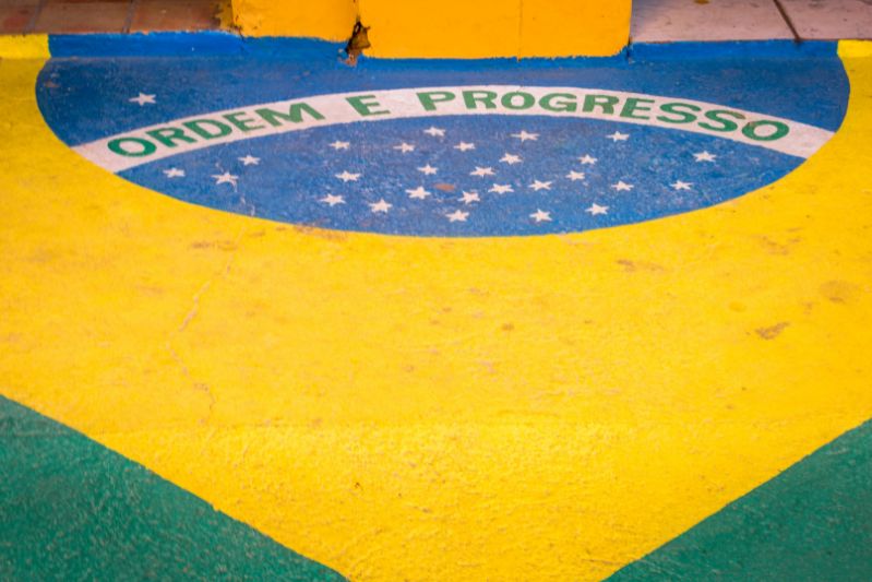 Campo Mourão: Diretran orienta moradores sobre pintura de vias durante a Copa do Mundo