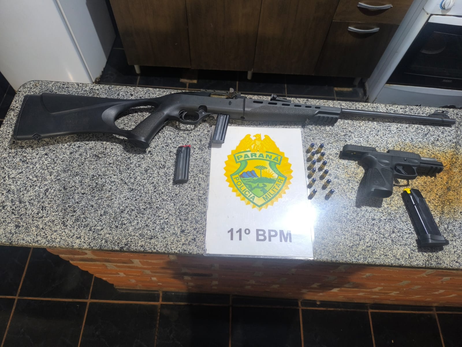 Homem é preso com pistola e rifle de numeração raspada após tentar fugir de viatura em Fênix