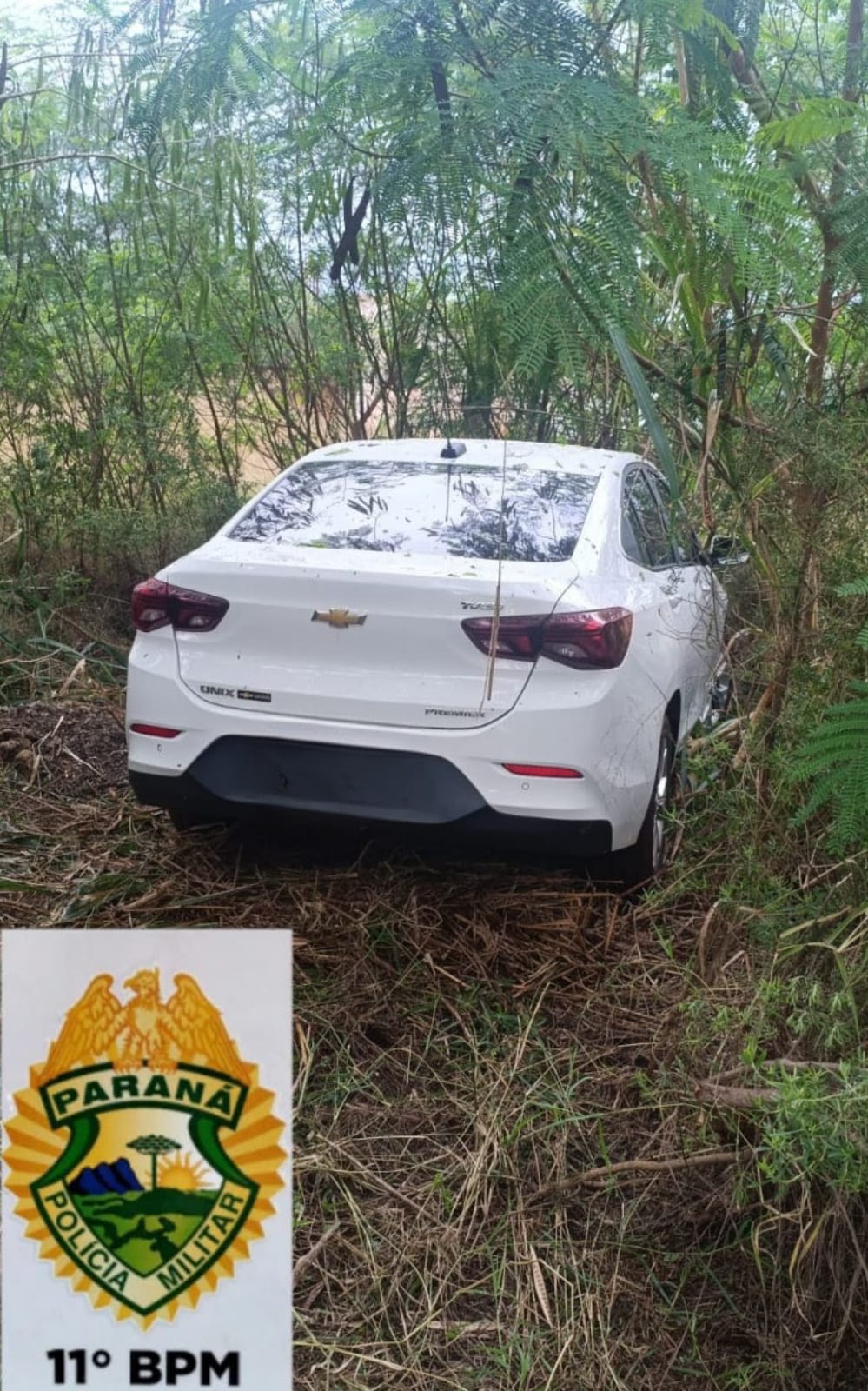 Polícia Militar localiza veículo roubado escondido em mata na área rural de Peabiru
