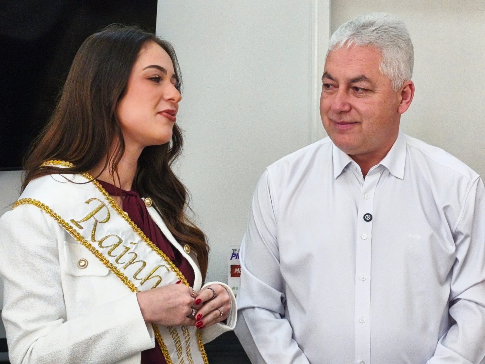 Rainha da Festa do Carneiro no Buraco recebe a faixa