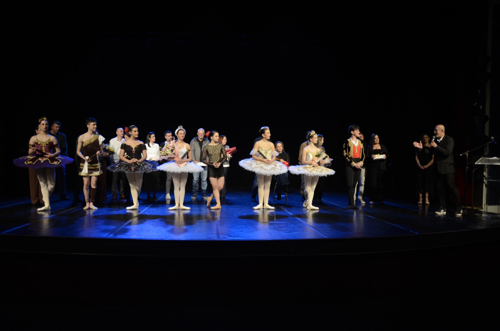 Academia Municipal de Ballet de Campo Mourão forma mais 8 bailarinos