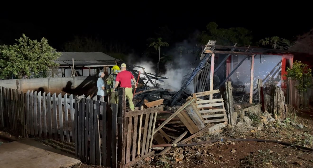 Incêndio destrói completamente residência de madeira no centro de Peabiru
