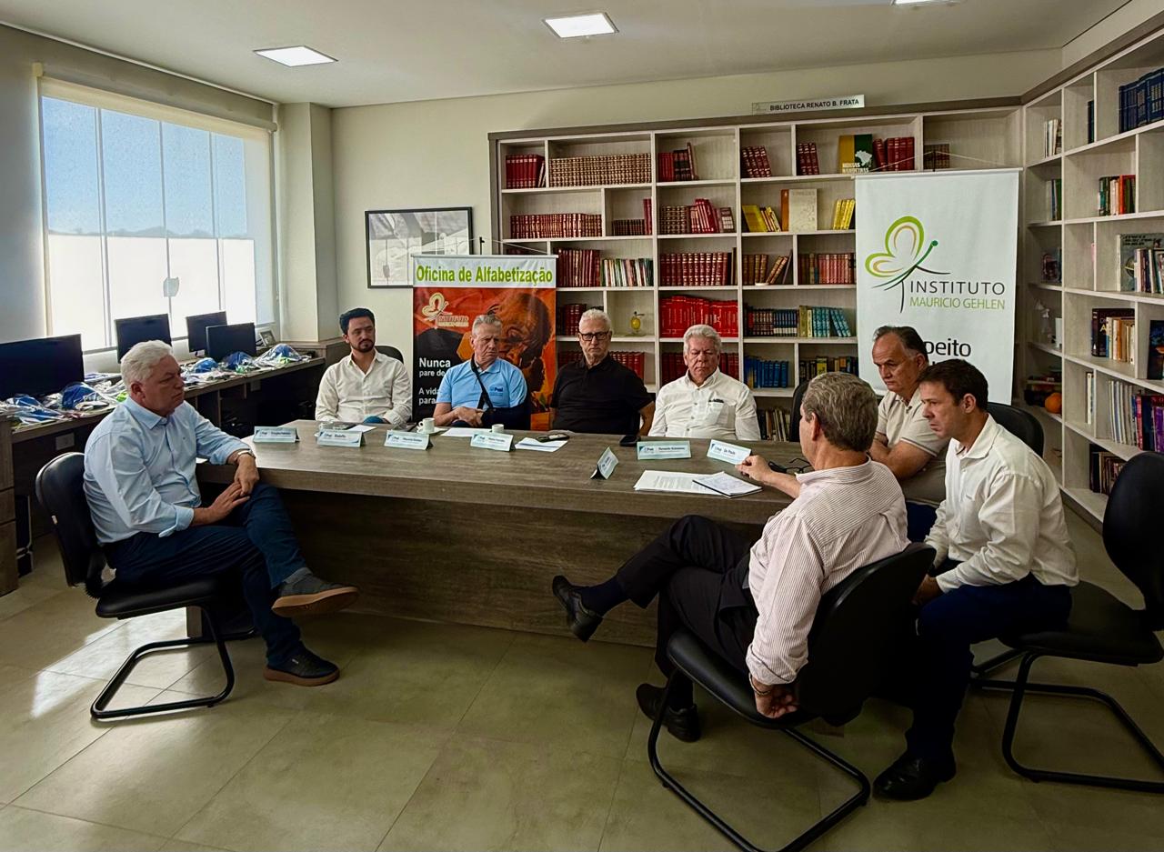 Prefeituras das cidades polo da região se reúnem em Paranavaí para fortalecer cooperação regional