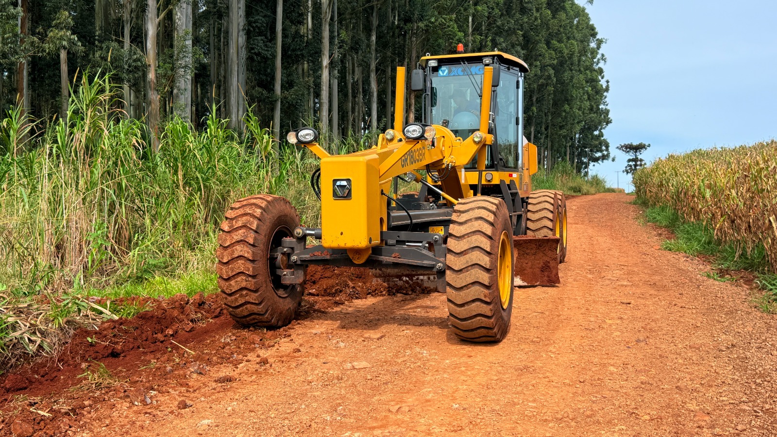 Prefeitura realiza manutenção e compactação de cascalho em estrada rural que liga a BR-272 à Estrada Velha para o Farol