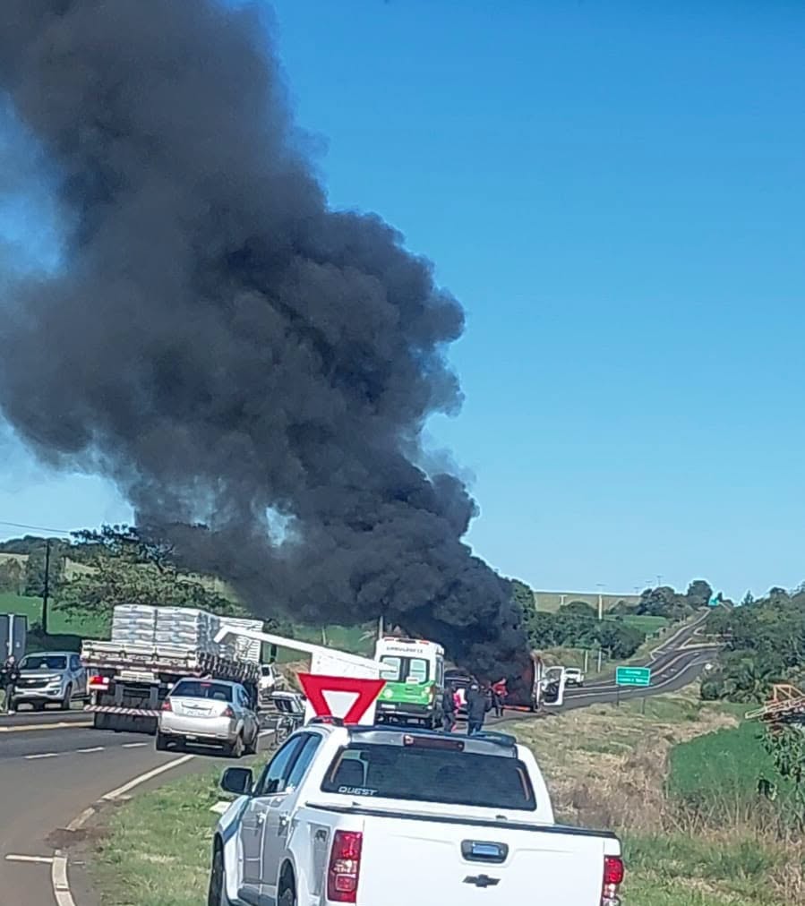 Ambulância de Pinhão pega fogo na PR-170; pacientes saem ilesos