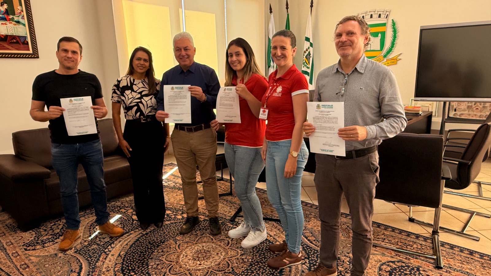 Prefeitura de Campo Mourão firma cessão de máquinas de costura para fortalecer ações de inclusão social e ressocialização