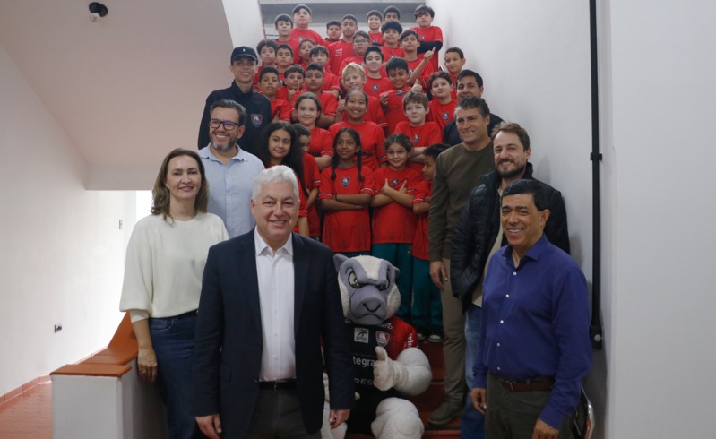 Projeto Carneirão Social entrega novos uniformes a alunos das escolinhas de futsal em Campo Mourão