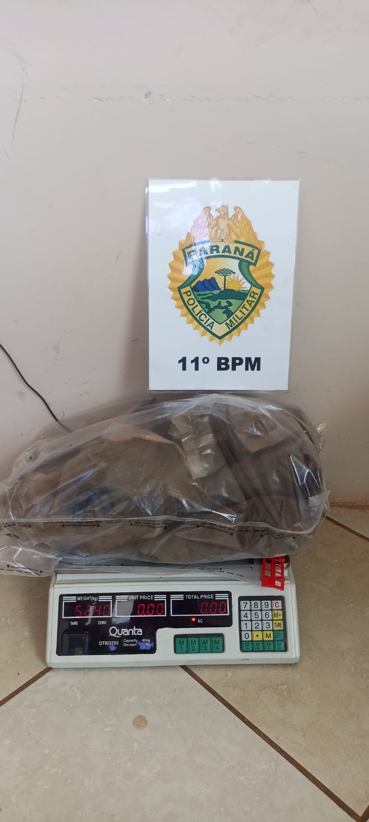 Trabalhadores da limpeza pública encontram mais de 13kg de maconha em canteiro central de avenida em Campo Mourão