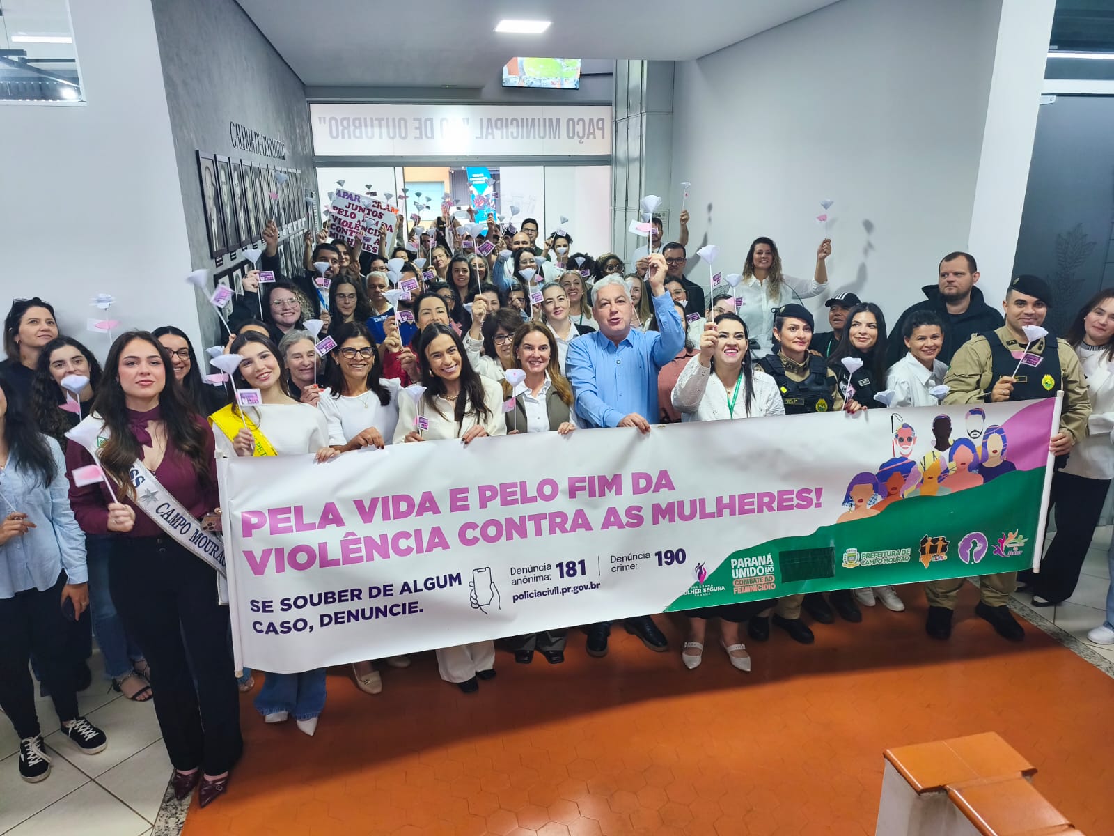 Mobilização no Paço Municipal reforça compromisso de Campo Mourão no enfrentamento ao feminicídio