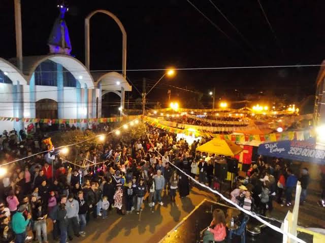 Motorista invade área de pedestres em festa junina na Vila Urupês