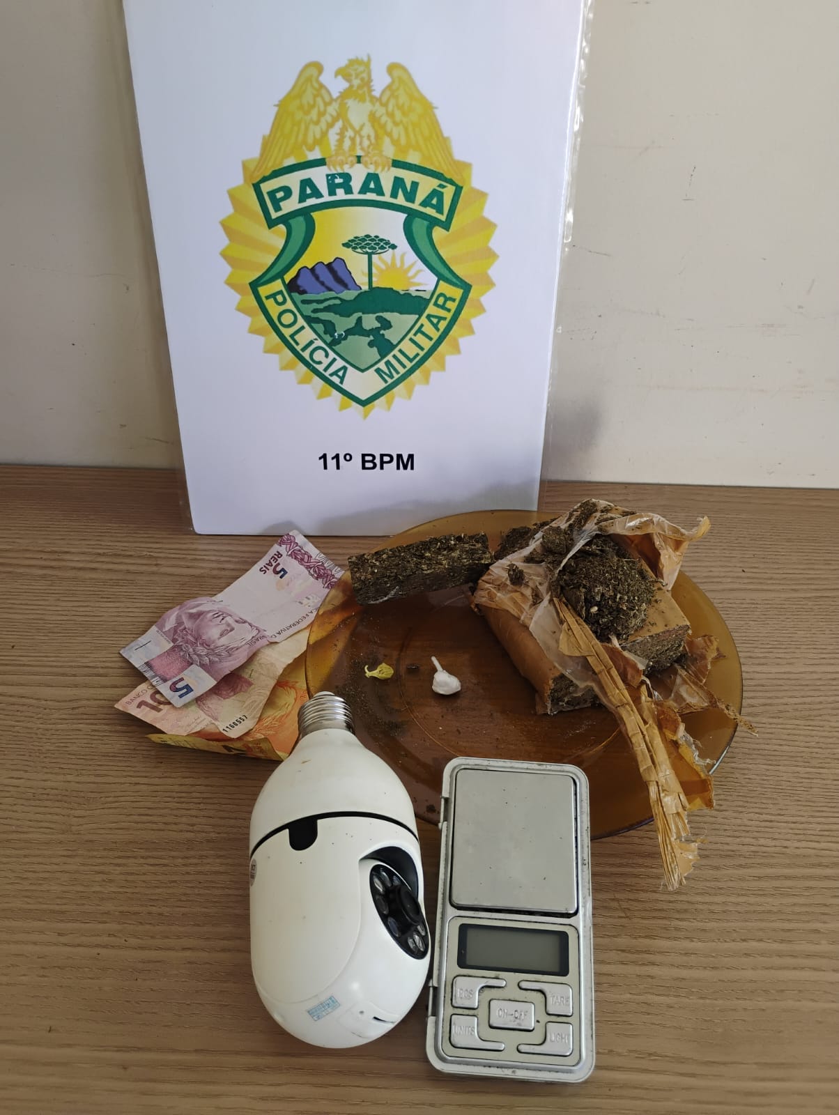 PM prende homem por tráfico e apreende drogas, balança e câmera no Lar Paraná em Campo Mourão