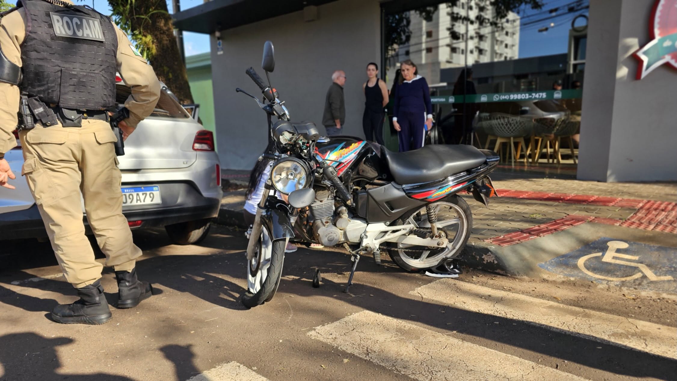 Jovem sofre traumatismo craniano após grave colisão entre carro e moto no centro de Campo Mourão