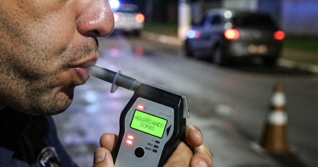 Homem é preso em flagrante por embriaguez ao volante e CNH suspensa após colidir com veículos no Centro de Campo Mourão