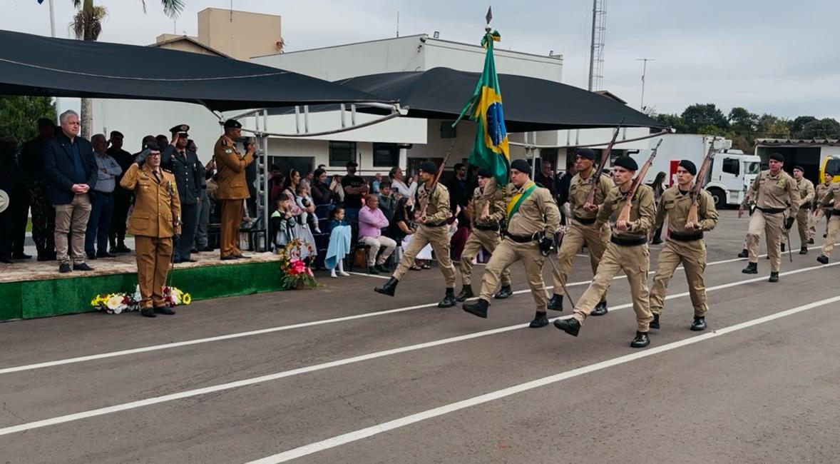 Polícia Militar comemora 172 anos com desfile e entrega de medalhas em Campo Mourão.
