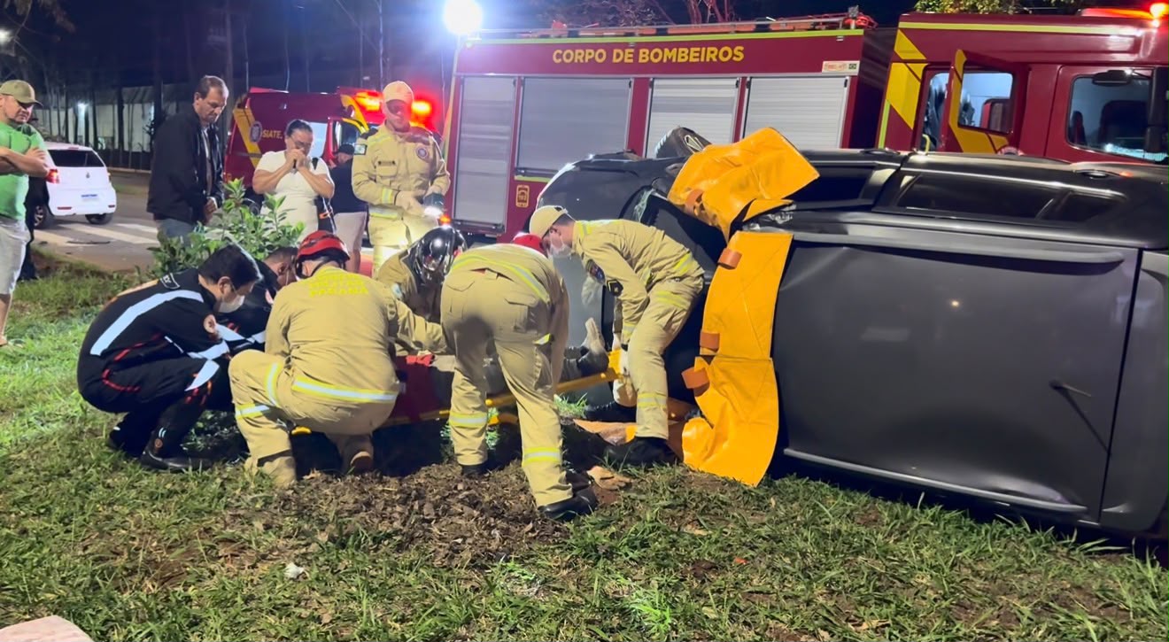 Acidente na Avenida John Kennedy deixa dois veículos danificados e vítima presa em carro
