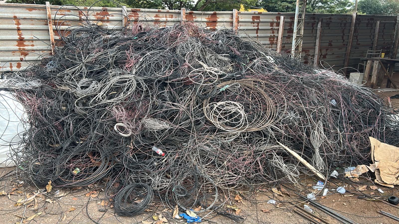 Prefeitura retira cerca de 5 toneladas de fios abandonados nos postes de Campo Mourão