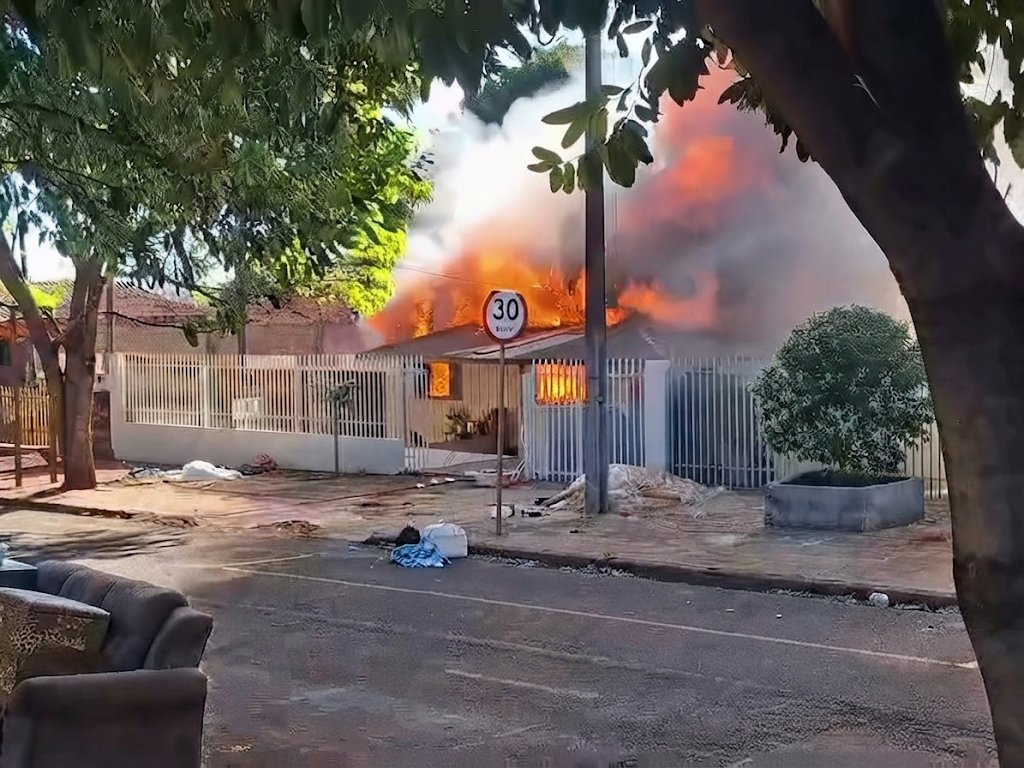 Incêndio destrói residência e deixa família sem pertences no Jardim Bandeirantes, em Campo Mourão