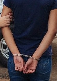 Mulher é presa por cumprimento de mandado de prisão em Araruna