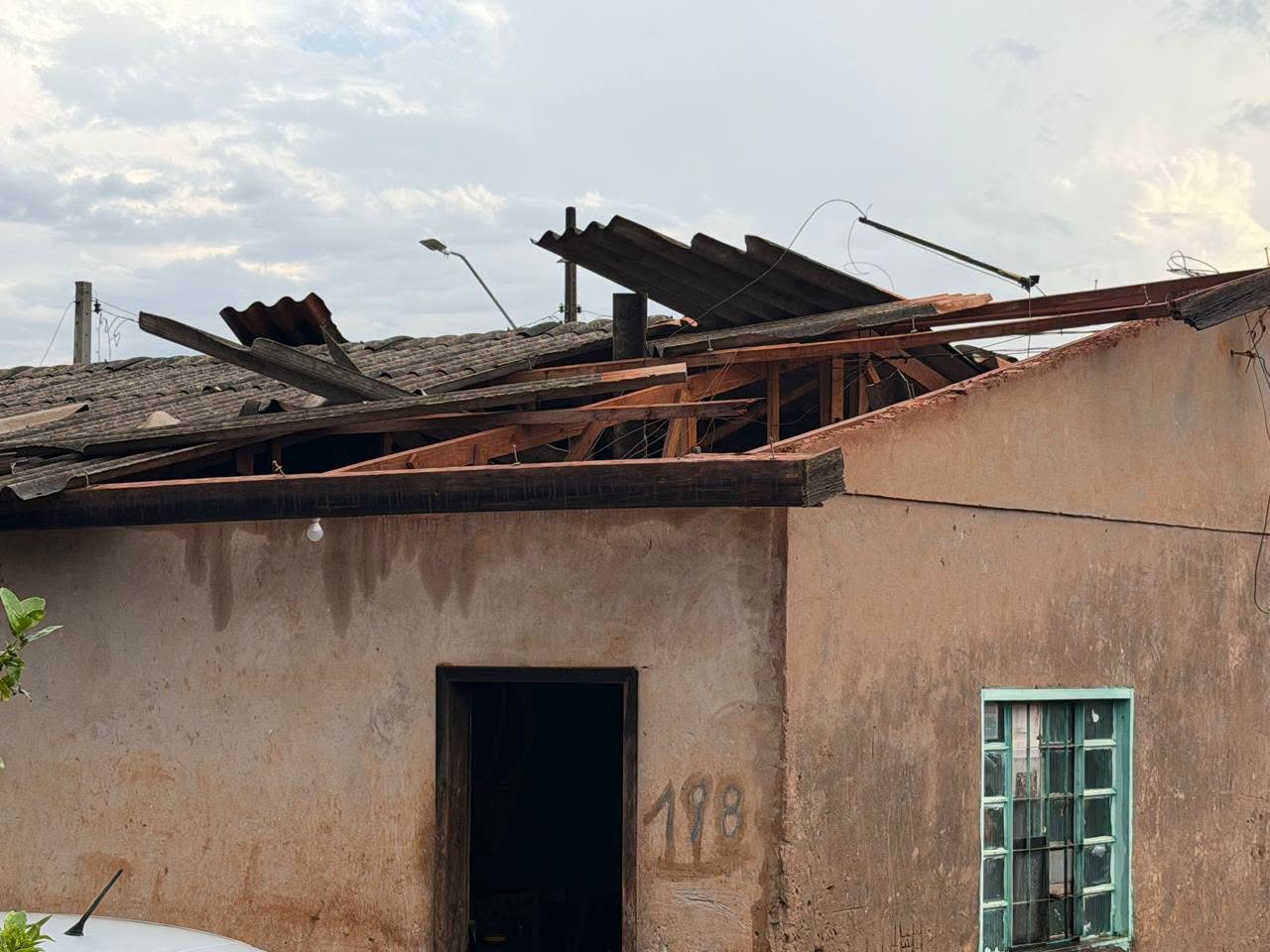 Vendaval atinge o Conjunto Sol Nascente e danifica mais de 10 casas em Luiziana