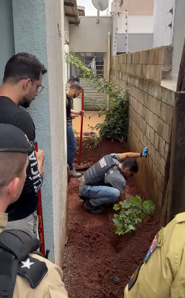 Corpo de mulher desaparecida é encontrado enterrado no quintal de casa em Campo Mourão