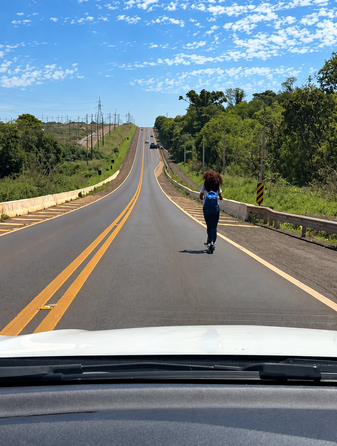 Jovem é flagrada de patinete elétrico na PR-558, entre Campo Mourão e Araruna