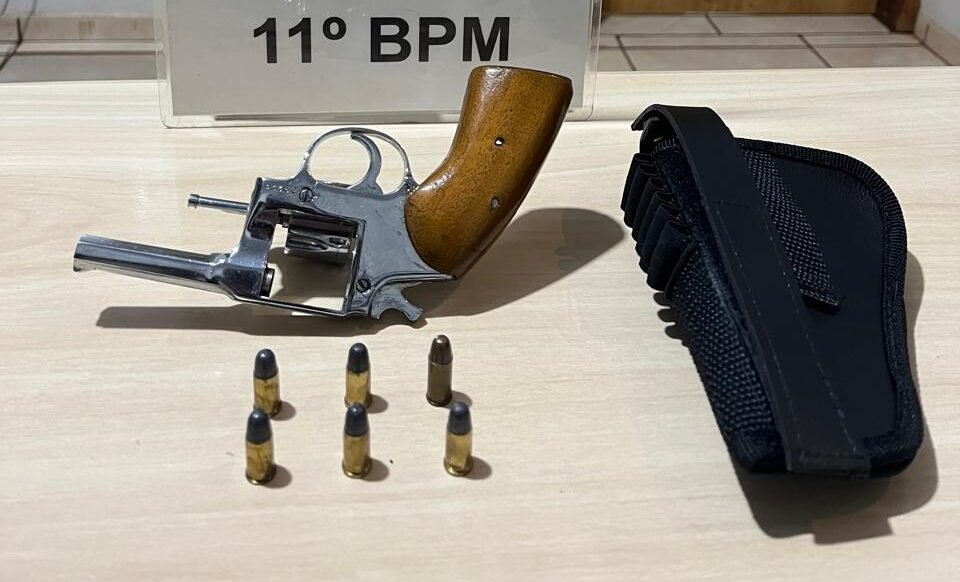 IRETAMA — Um homem de 35 anos foi preso em flagrante por porte ilegal de arma de fogo e corrupção ativa na noite do último domingo