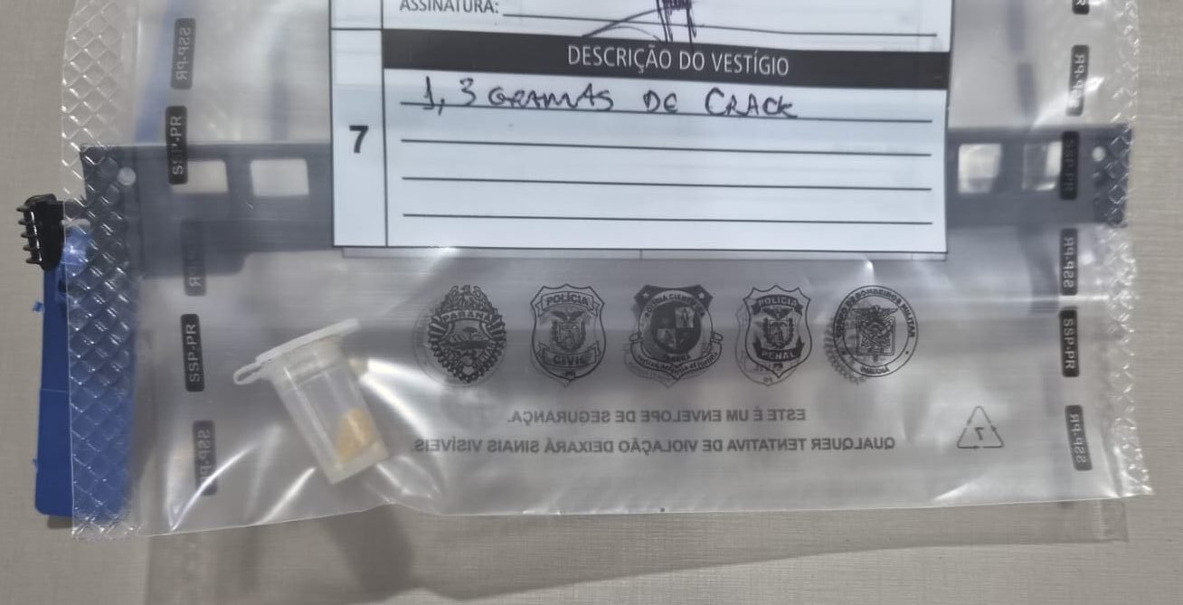 MULHER É FLAGRADA COM Pino DE CRACK NA MOCHILA APÓS ABORDAGEM POLICIAL EM CAMPO MOURÃO