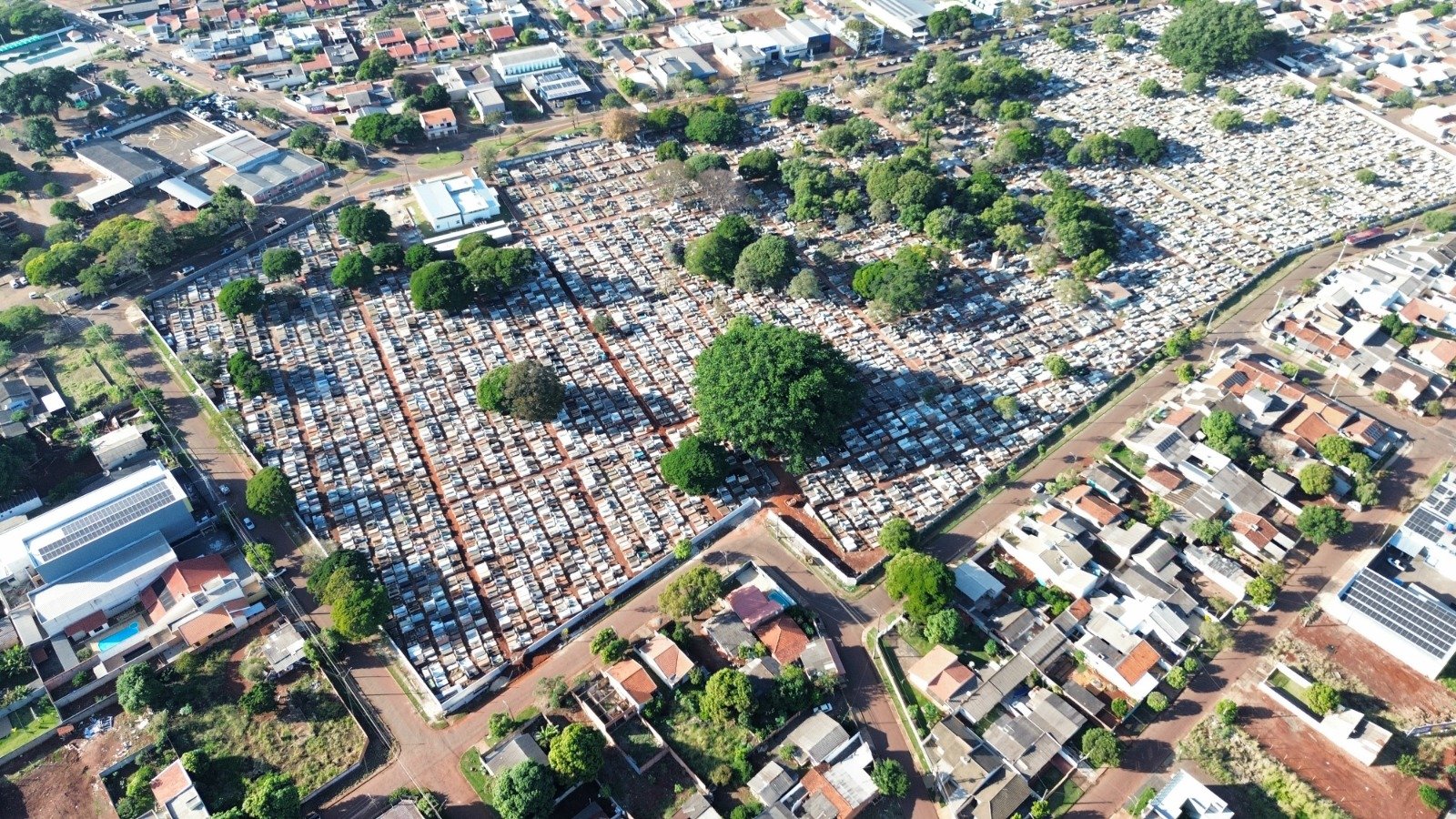 Visitação ao Cemitério Municipal requer cuidados com descarte de lixo e observação de horários