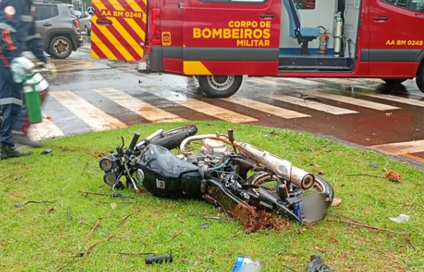 GRAVE ACIDENTE EM CAMPO MOURÃO: MOTOCICLISTA DE 19 ANOS SOFRE FRATURA EXPOSTA E É SOCORRIDO EM ESTADO GRAVE