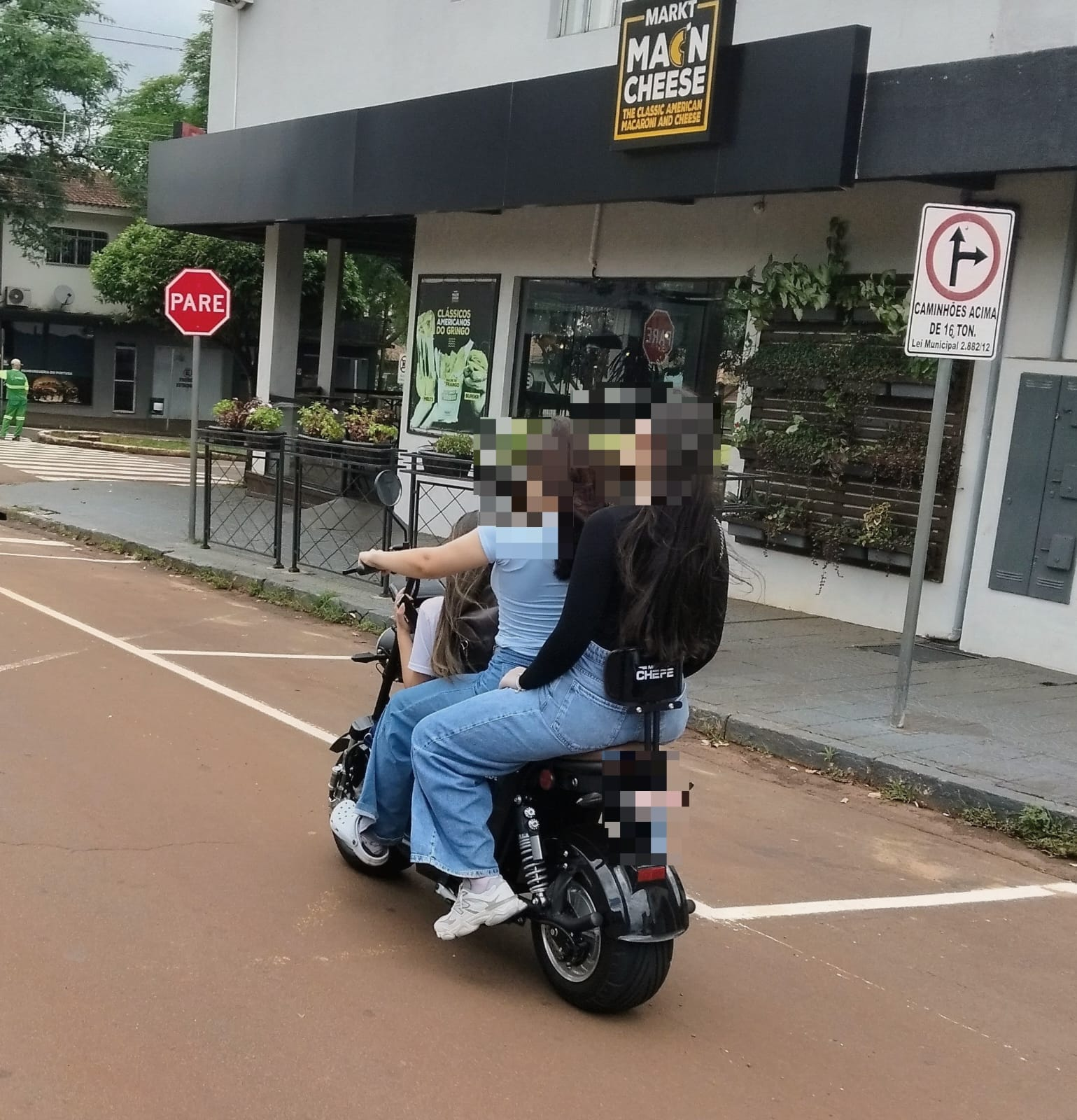ABSURDO NO TRÂNSITO EM CAMPO MOURÃO! TRÊS PESSOAS EM MOTONETA ELÉTRICA, SEM CAPACETE E SEM PLACA CHAMAM A ATENÇÃO