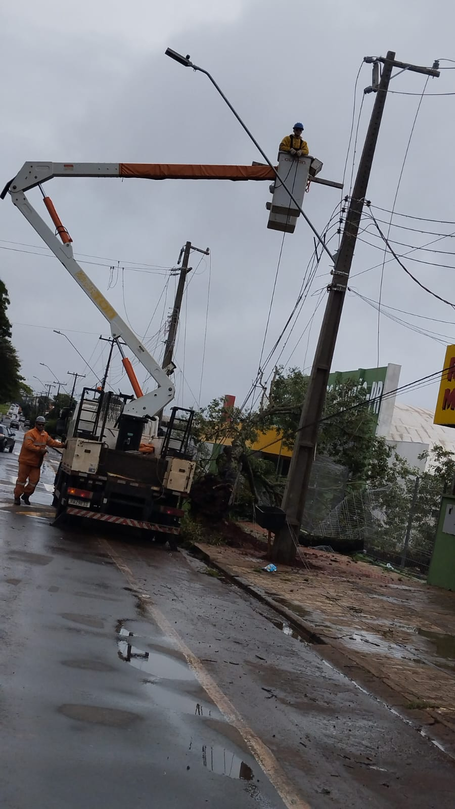 Defesa Civil atende famílias atingidas por temporal em Campo Mourão