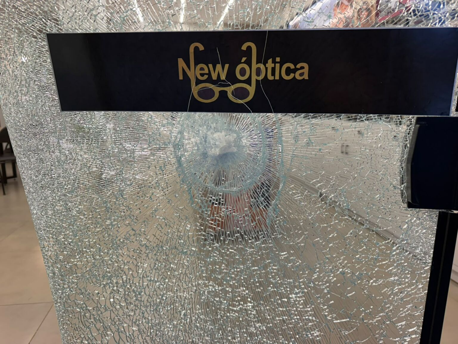 Ótica é alvo de furto no centro de Campo Mourão e empresário tem prejuízo com danos à porta