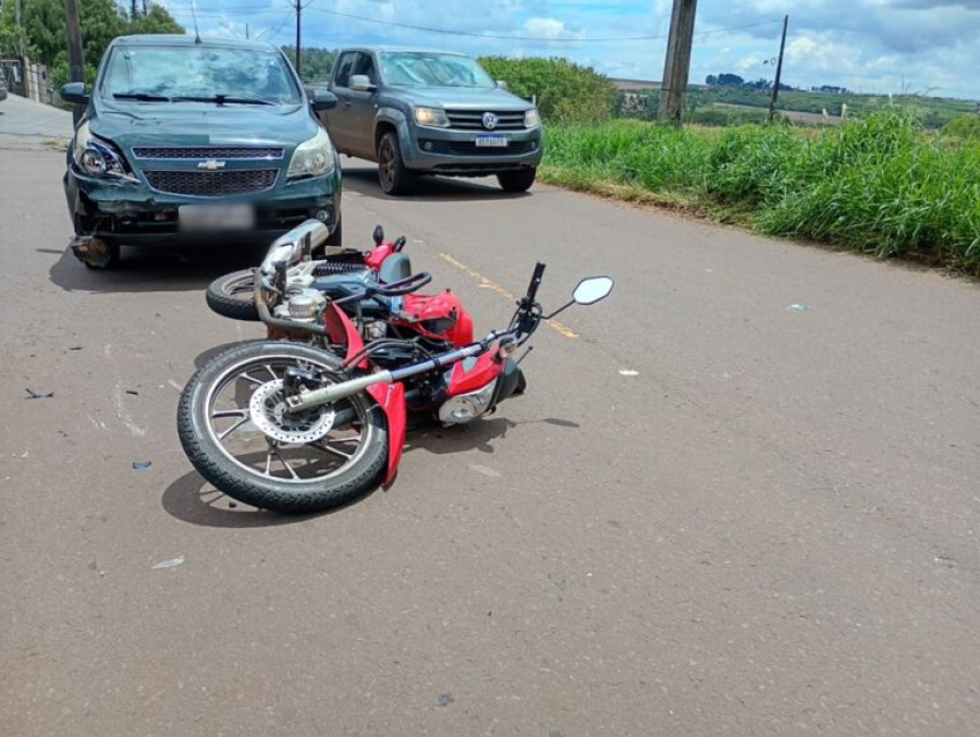 Jovem fica ferida em acidente entre carro e motocicleta em Campo Mourão