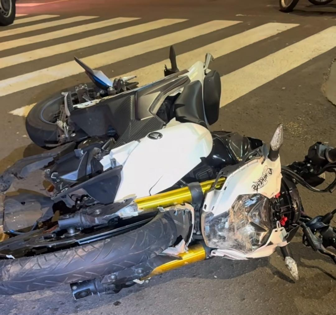 Um motoboy de 19 anos ficou gravemente ferido após uma colisão entre sua motocicleta e um Ford Ka